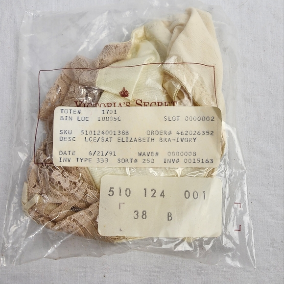 ❤ NWT VINTAGE VICTORIA'S SECRET LACE / SATIN ELIZABETH UNDERWIRE BRA IVORY 38B - Picture 1 of 5